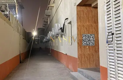 سكن عمال - استوديو - 8 حمامات للايجار في المنطقة الصناعية رقم 4 - المنطقة الصناعية بالشارقة - الشارقة