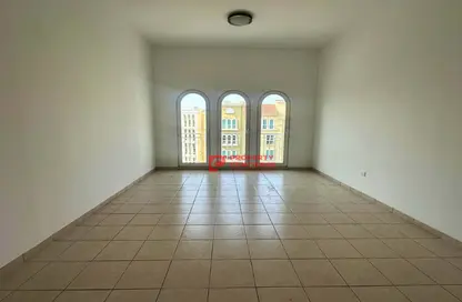 شقة - غرفة نوم - 2 حمامات للبيع في بناية 148-202 - طراز مغولي - ديسكفري جاردنز - دبي