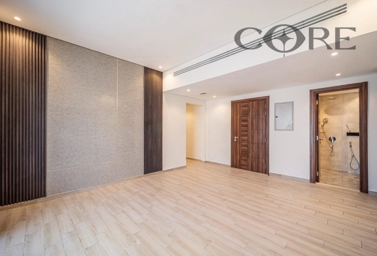 Vacant | Huge Terrace | Big Living Room photo 3