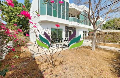 Villa - 5 - 5 for rent in Umm Suqeim 1 Villas - Umm Suqeim 1 - Umm Suqeim - Dubai