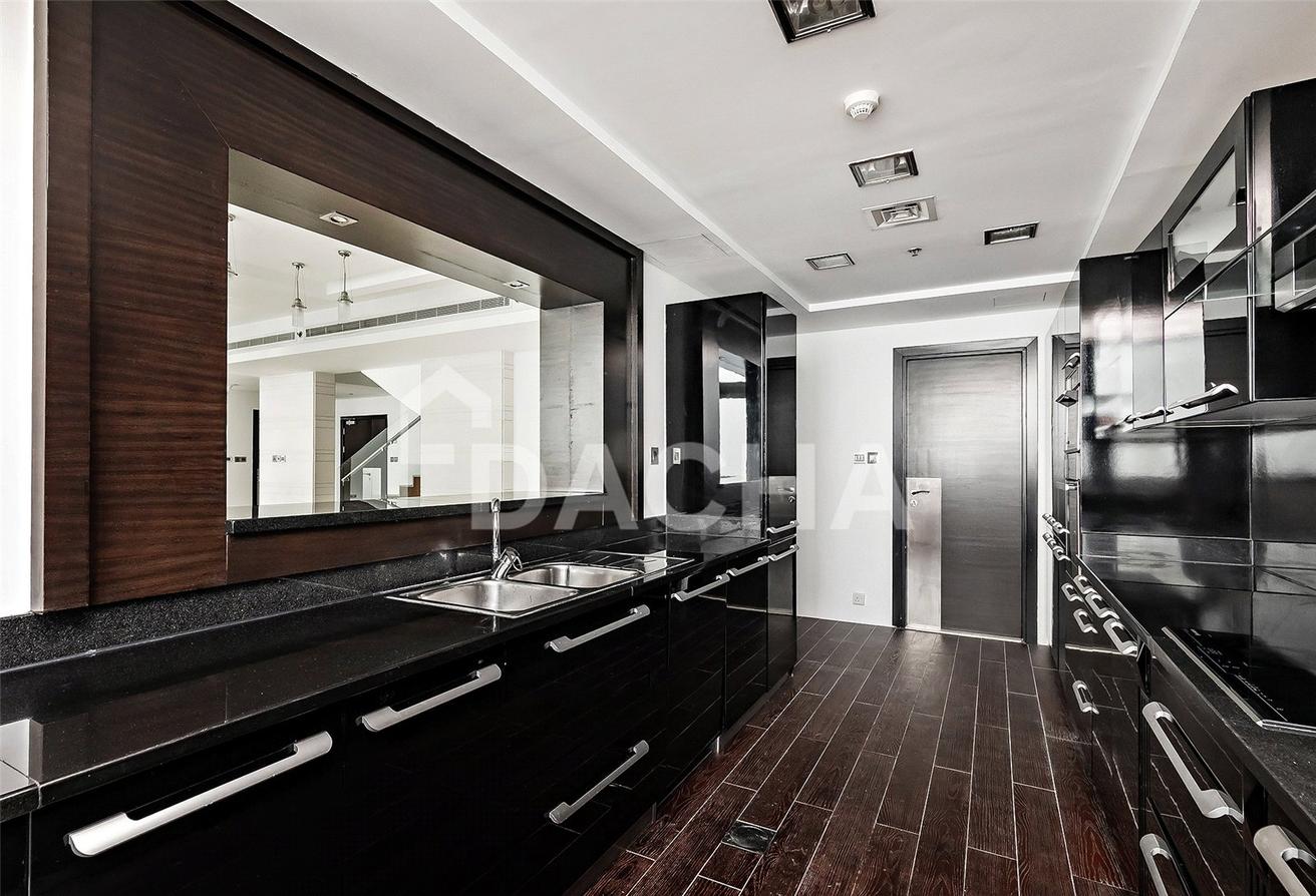 LUXURIOUS | VACANT | UNFURNISHED photo 10