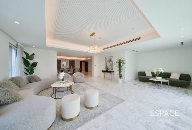 Exclusive | Luxurious 4 Bedroom Penthouse