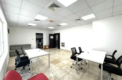 مركز أعمال - استوديو - 1 حمام للايجار في الطابق الأول: مبنى الشيخ 05 - الخبيصي - ديرة - دبي