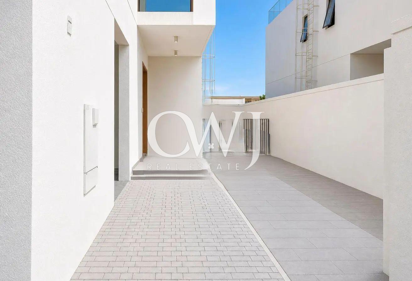 Next to Lagoon and Park | Huge Plot | West Open photo 9