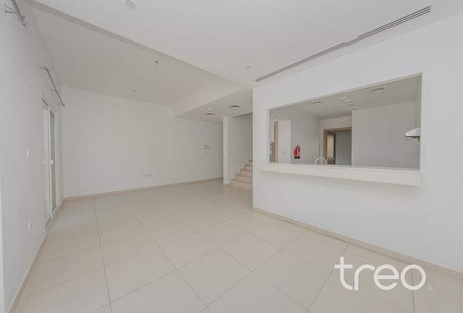 Vacant | Single Row Unit | Private Garden photo 2