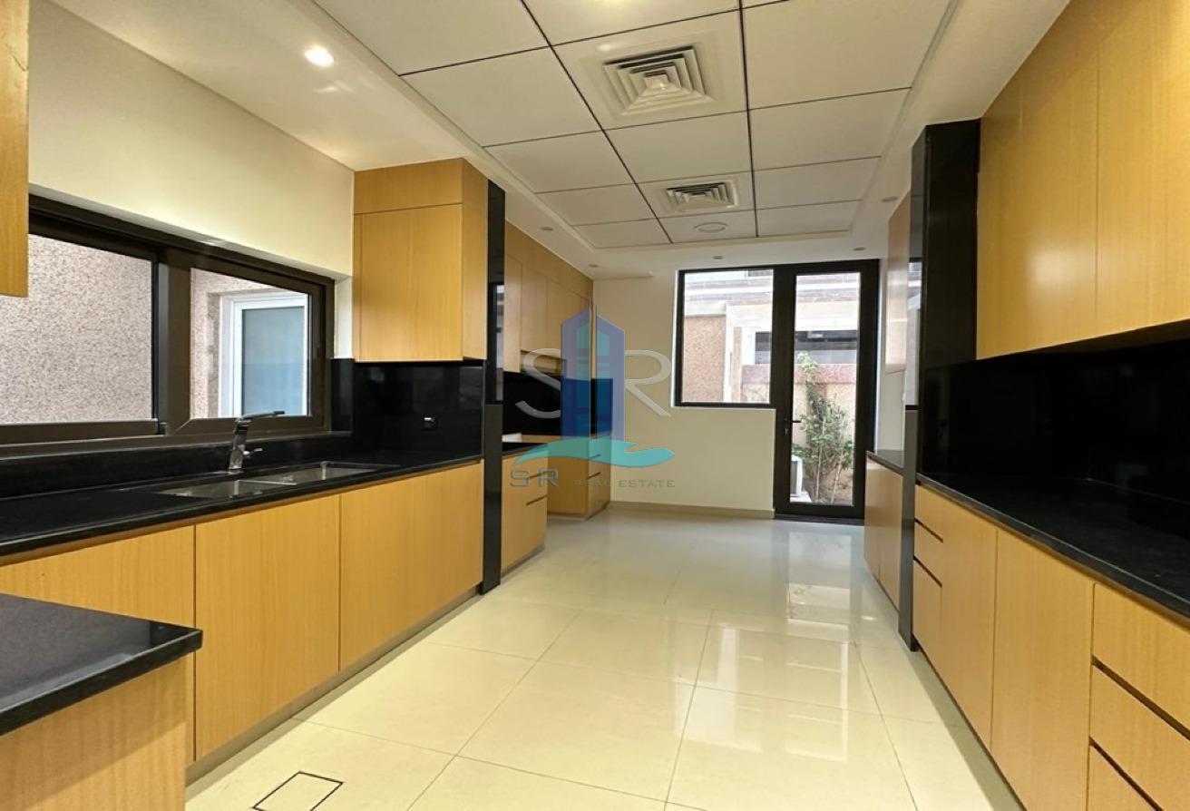 Spacious Layout l Vacant l 6 BR + Maid & Driver photo 9