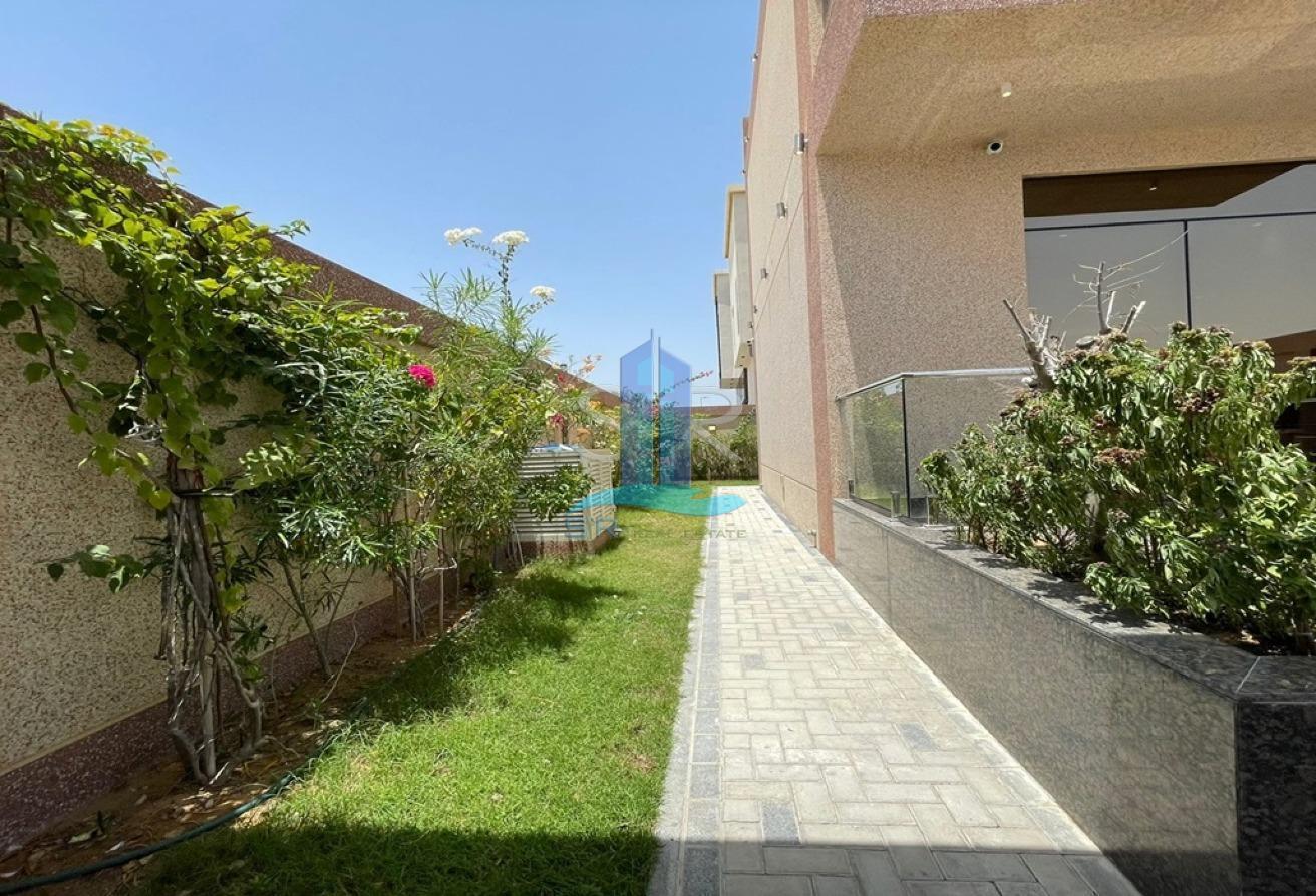 Spacious Layout l Vacant l 6 BR + Maid & Driver photo 12