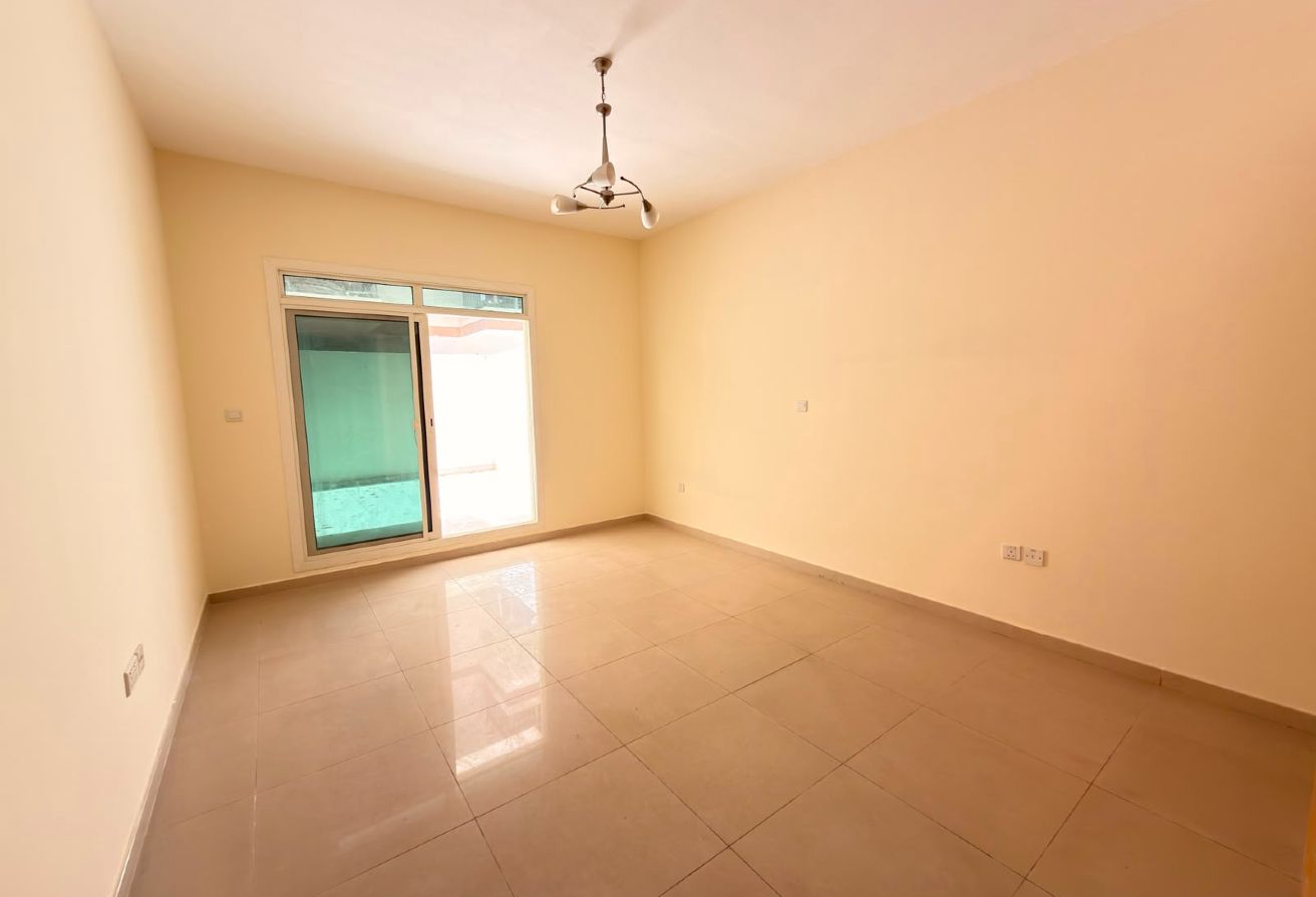 SEMI FURNISHED | MID FLOOR | MULTIPLE CHQ gallery image