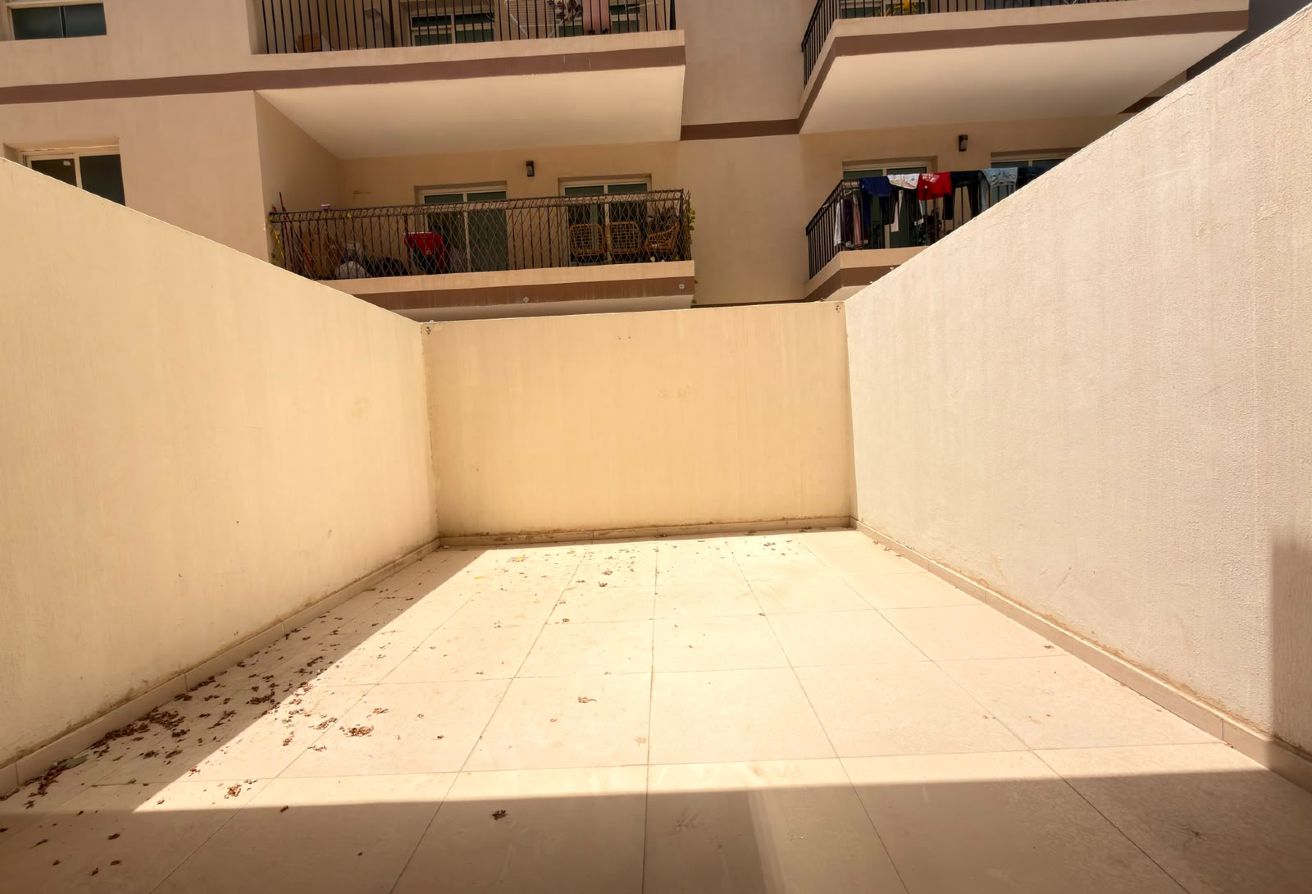 SEMI FURNISHED | MID FLOOR | MULTIPLE CHQ gallery image