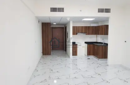 شقة - 1 حمام للايجار في غرب - مارينا مساكن المرحلة 3 - قرية الحمرا - رأس الخيمة