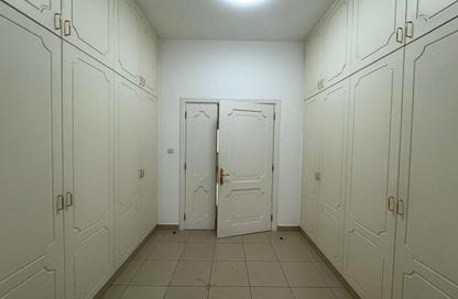 Villa - 4 Bedrooms - 6 Bathrooms for rent in Binal Jesrain - Between Two Bridges - Abu Dhabi