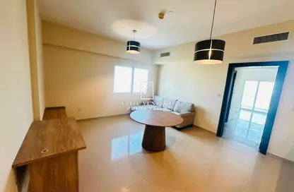 شقة - غرفة نوم - 2 حمامات للايجار في المساكن الحمراء - مدينة دبي الرياضية - دبي