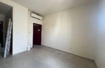 شقة - 1 حمام للايجار في بناء النباعة - النبعة - الشرق - الشارقة