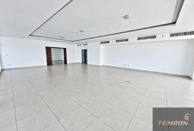 4-bed penthouse in Al Ain Tower · Terrace · Sea view — photo 2