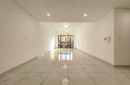 شقة - 2 غرف نوم - 3 حمامات للايجار في الوردة بيضاء - الضاحية 12 - قرية جميرا الدائرية - دبي