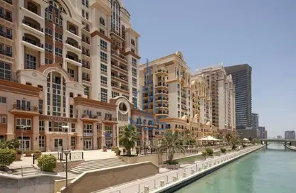 شقة - 2 غرف نوم - 3 حمامات للايجار في طراز عربي - مساكن القناه المائية - مدينة دبي الرياضية - دبي