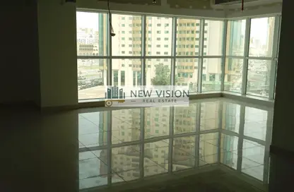 مكتب - 2 غرف نوم - 2 حمامات للايجار في كريستال بلازا - المجاز 1 - المجاز - الشارقة