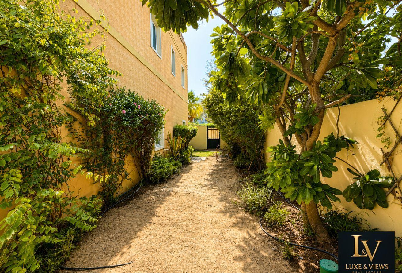 5BR Upgraded | Pool | Lush Garden | Pergola | Park photo 25