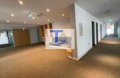 مكتب - استوديو - 4 حمامات للايجار في شارع الوحدة - الوحدة - أبوظبي