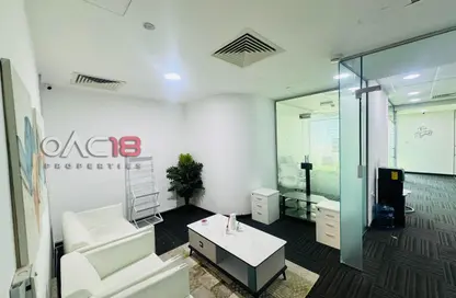 مكتب - 2 غرف نوم - 1 حمام للايجار في القمة - الخليج التجاري - دبي