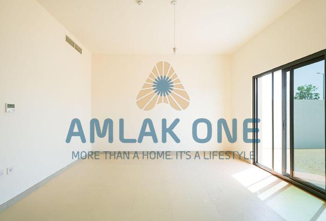 Single row | Spacious Layout | Prime Location — photo 2