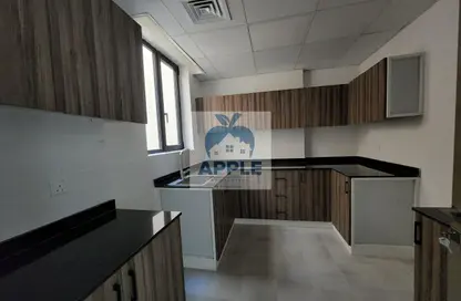 شقة - غرفة نوم - 2 حمامات للايجار في الزاهية - تجارية مويلح - الشارقة شقة - غرفة نوم - 2 حمامات للايجار في الزاهية - تجارية مويلح - الشارقة