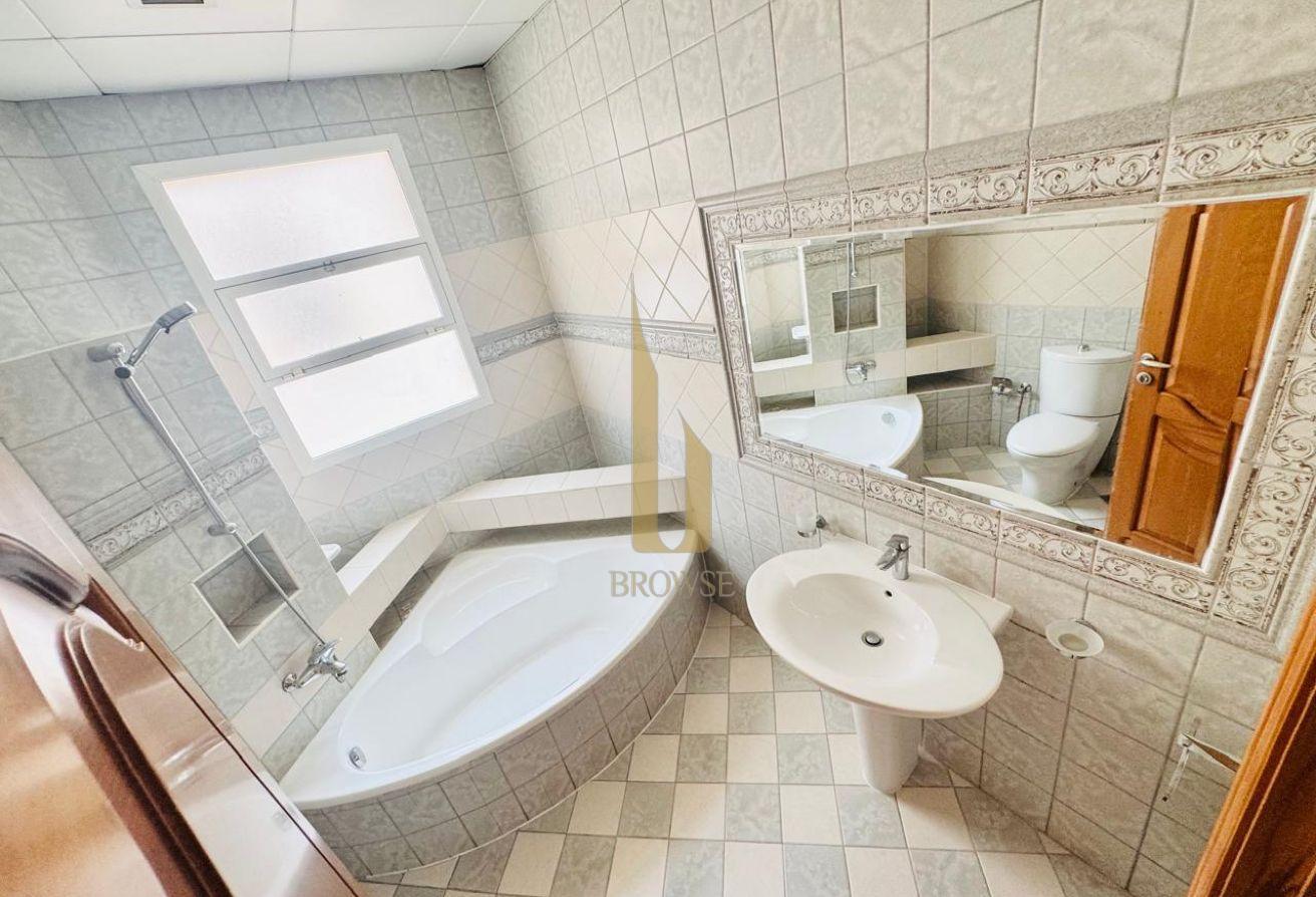 Majlis+5BR Ensuite+Study l Private Garden l Maids photo 18