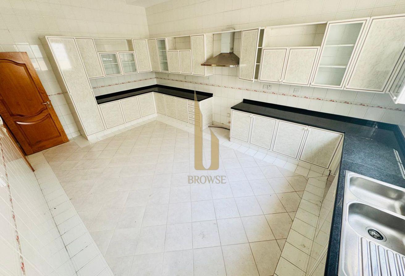 Majlis+5BR Ensuite+Study l Private Garden l Maids photo 14