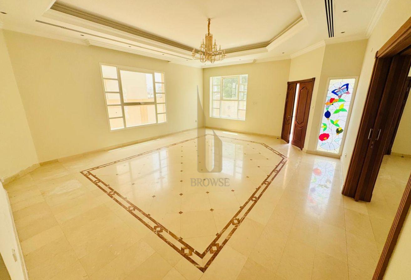 Majlis+5BR Ensuite+Study l Private Garden l Maids photo 8