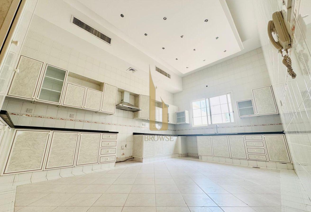 Majlis+5BR Ensuite+Study l Private Garden l Maids photo 15