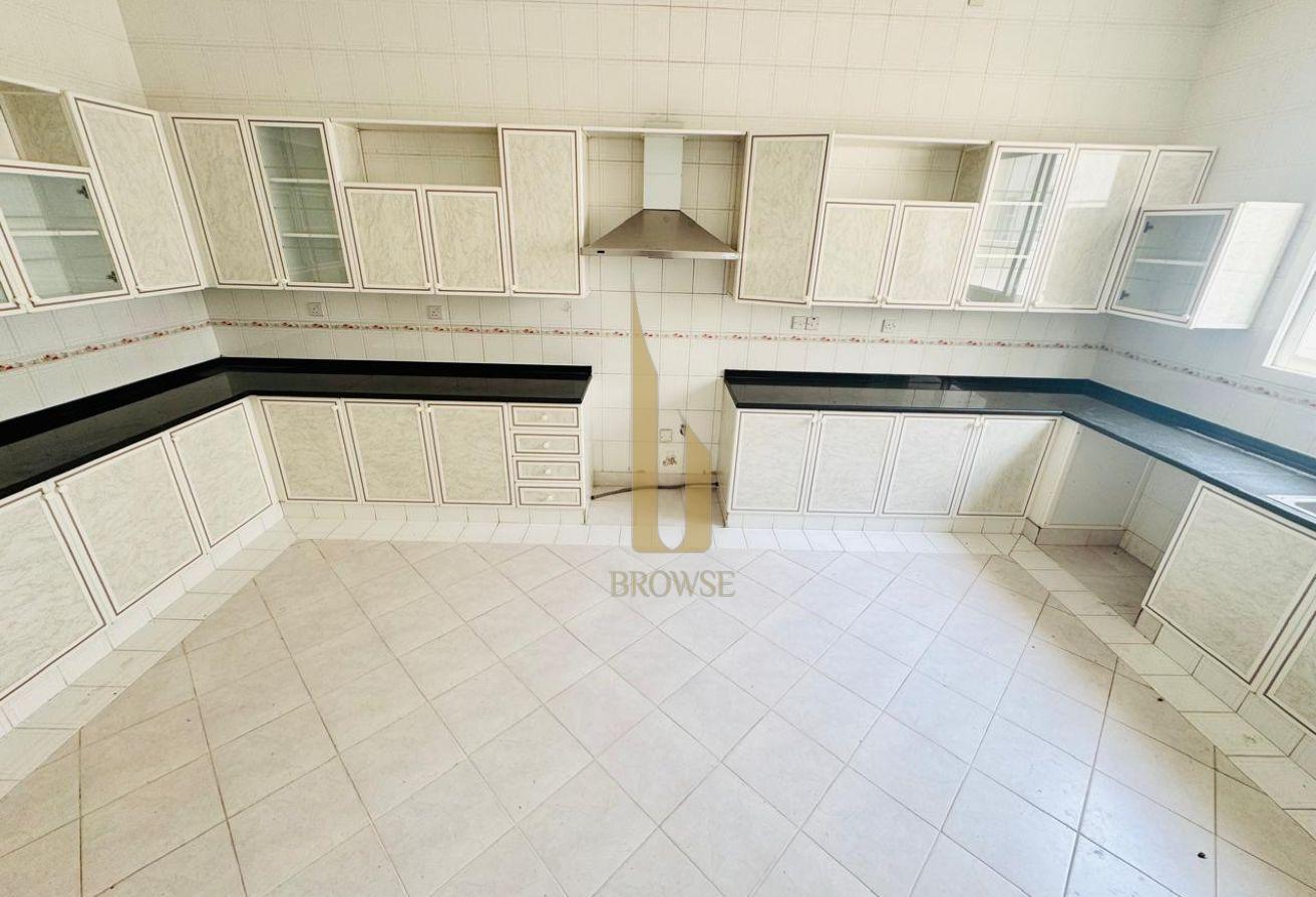 Majlis+5BR Ensuite+Study l Private Garden l Maids photo 13