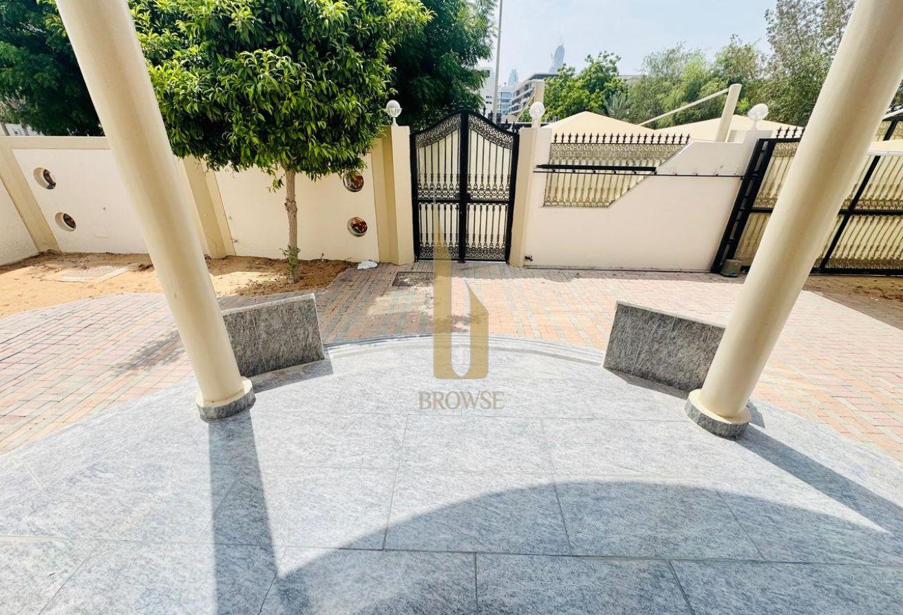 Majlis+5BR Ensuite+Study l Private Garden l Maids photo 5