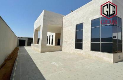 Villa - 4 - 5 for rent in Al Aweer 1 - Al Aweer - Dubai