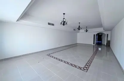 شقة - 3 غرف نوم - 5 حمامات للايجار في شارع التعاون الجديد - التعاون - الشارقة