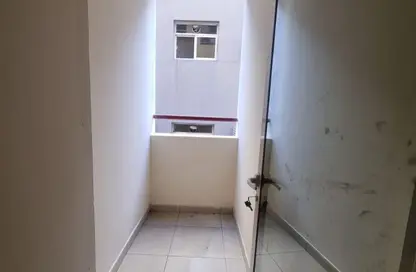 شقة - غرفة نوم - 1 حمام للايجار في بناء النباعة - النبعة - الشرق - الشارقة