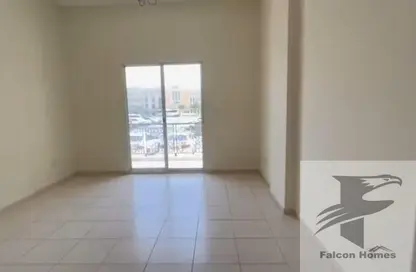 شقة - غرفة نوم - 2 حمامات للايجار في اي سي 1- اماراتي 19 - طراز إماراتي - المدينة العالمية - دبي