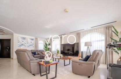 Villa - 5 Bedrooms - 6 Bathrooms for rent in District 4 - Jumeirah Park - Dubai