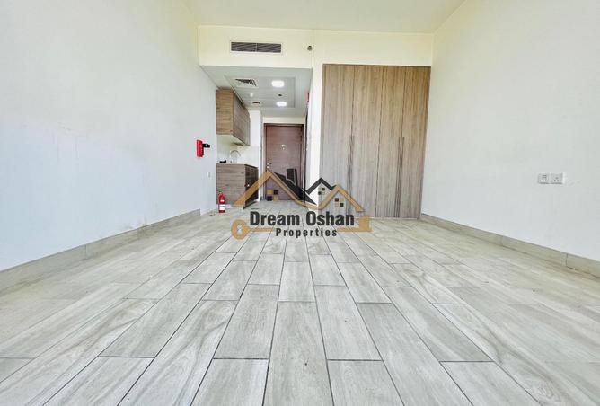 Studio Apartment in Al Warsan with Landmark View photo 2