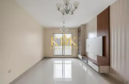Apartment - 3 Bedrooms - 4 Bathrooms for rent in Roxana Residence C - Roxana Residences - District 12 - Jumeirah Village Circle - Dubai