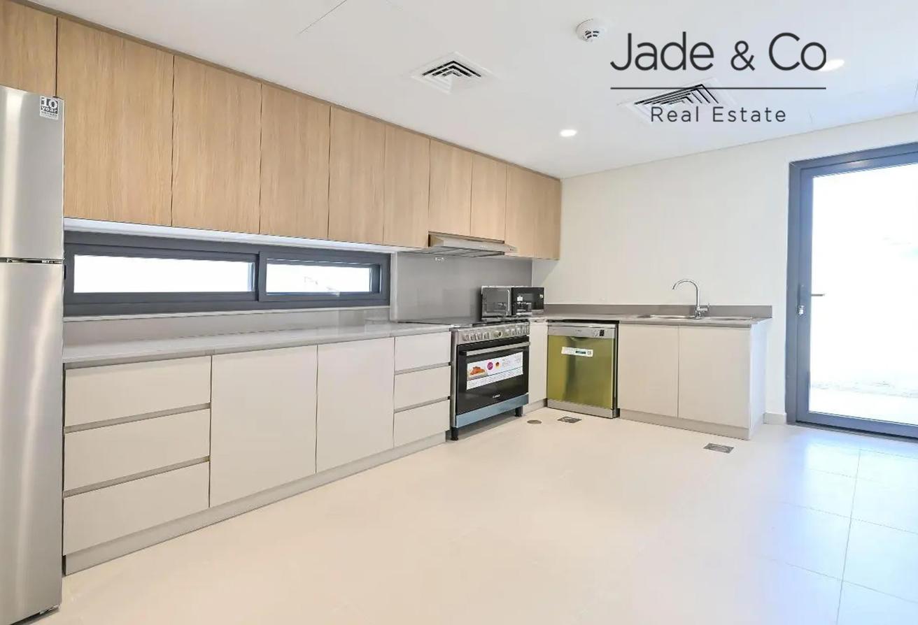Community Expert | Spacious 4BR | Dual Living photo 8