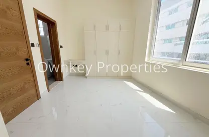 شقة - غرفة نوم - 2 حمامات للايجار في مبنى فرح العطار - الكرامة - دبي