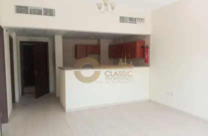 شقة - غرفة نوم - 2 حمامات للايجار في طراز إماراتي - المدينة العالمية - دبي