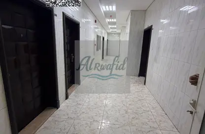 سكن الموظفين - استوديو - 8 حمامات للايجار في فلل الروضة 2 - 2  الروضة - الروضة - عجمان