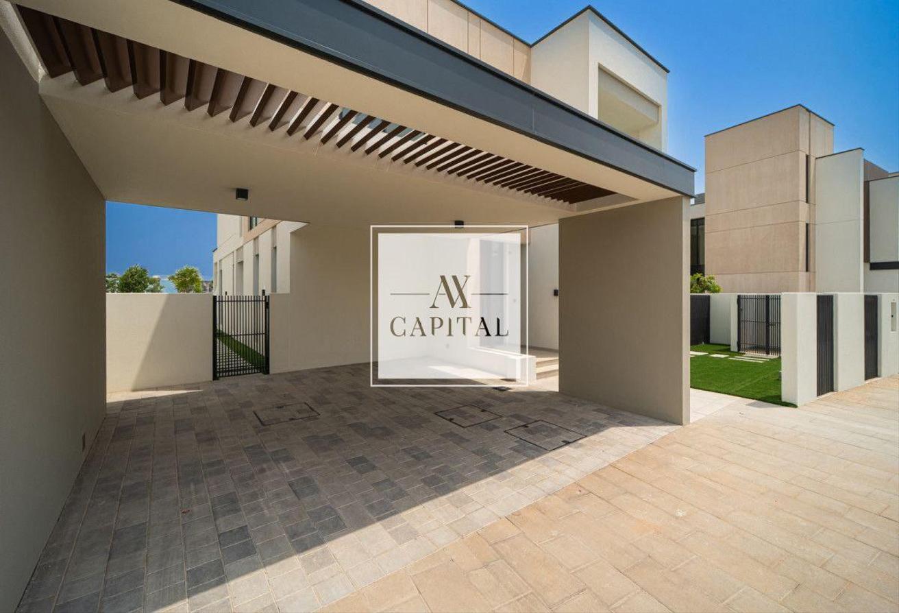 Spacious 4BR Townhouse | Vacant and Luxurious photo 4
