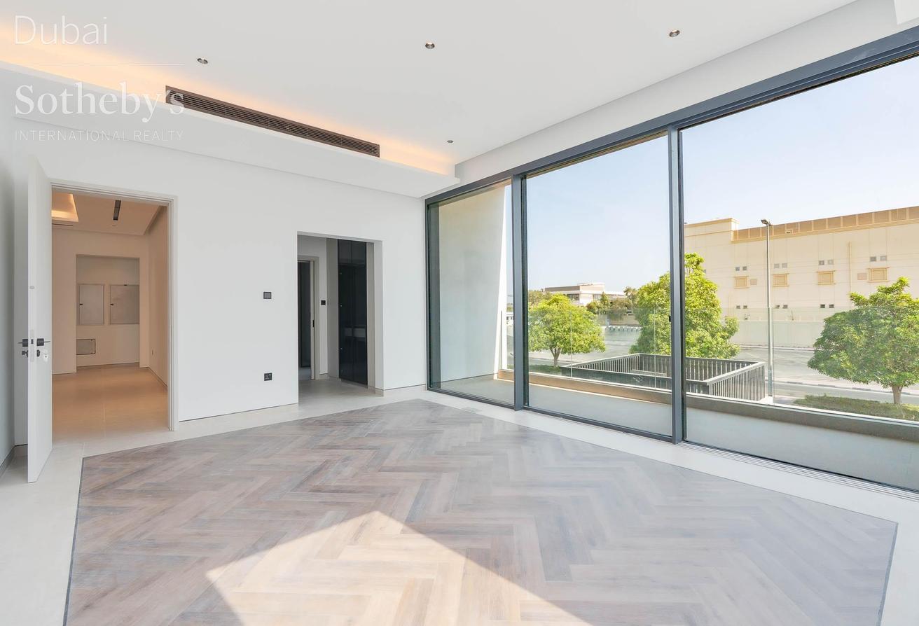 Villa with Dubai Skyline Views in Al Wasl photo 3