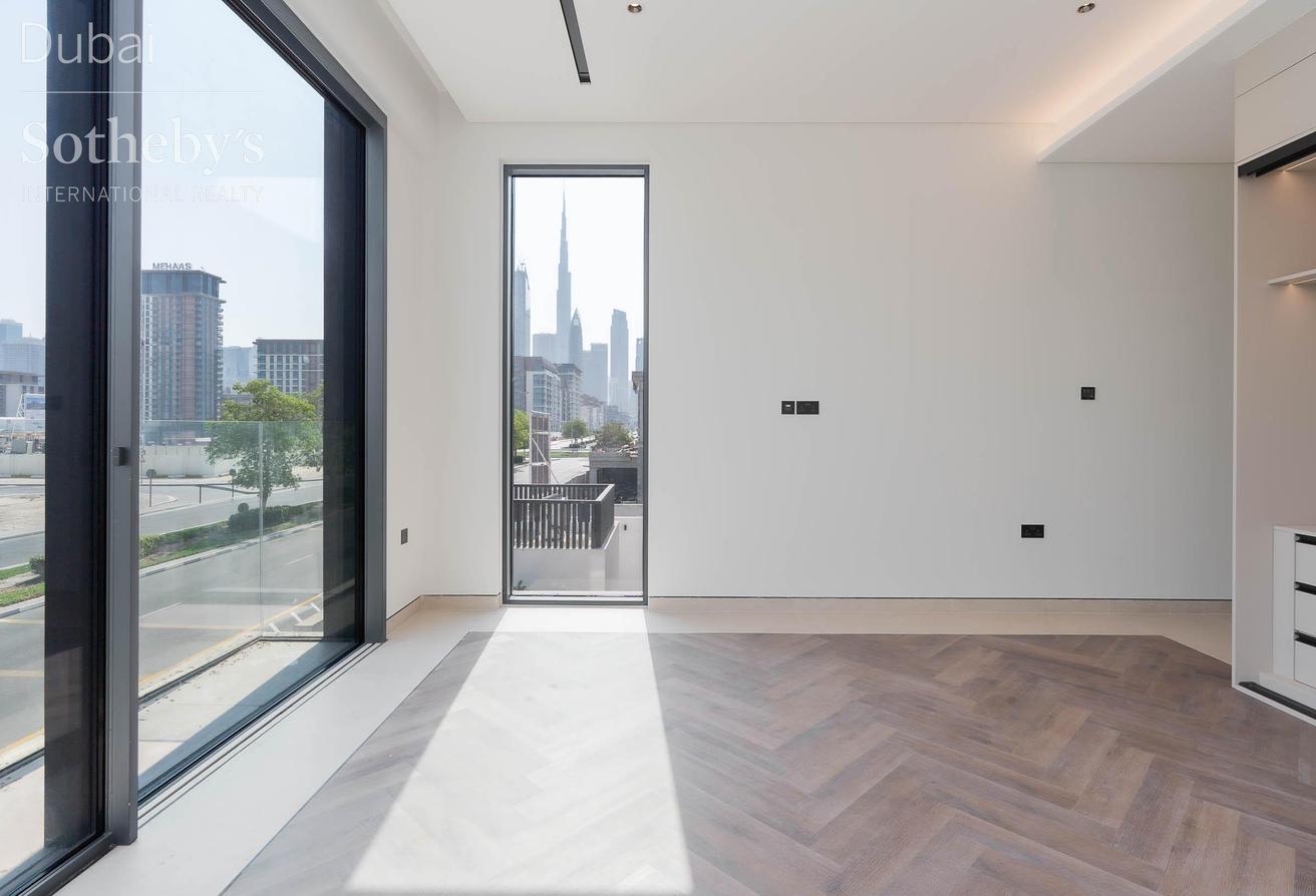 Villa with Dubai Skyline Views in Al Wasl photo 20
