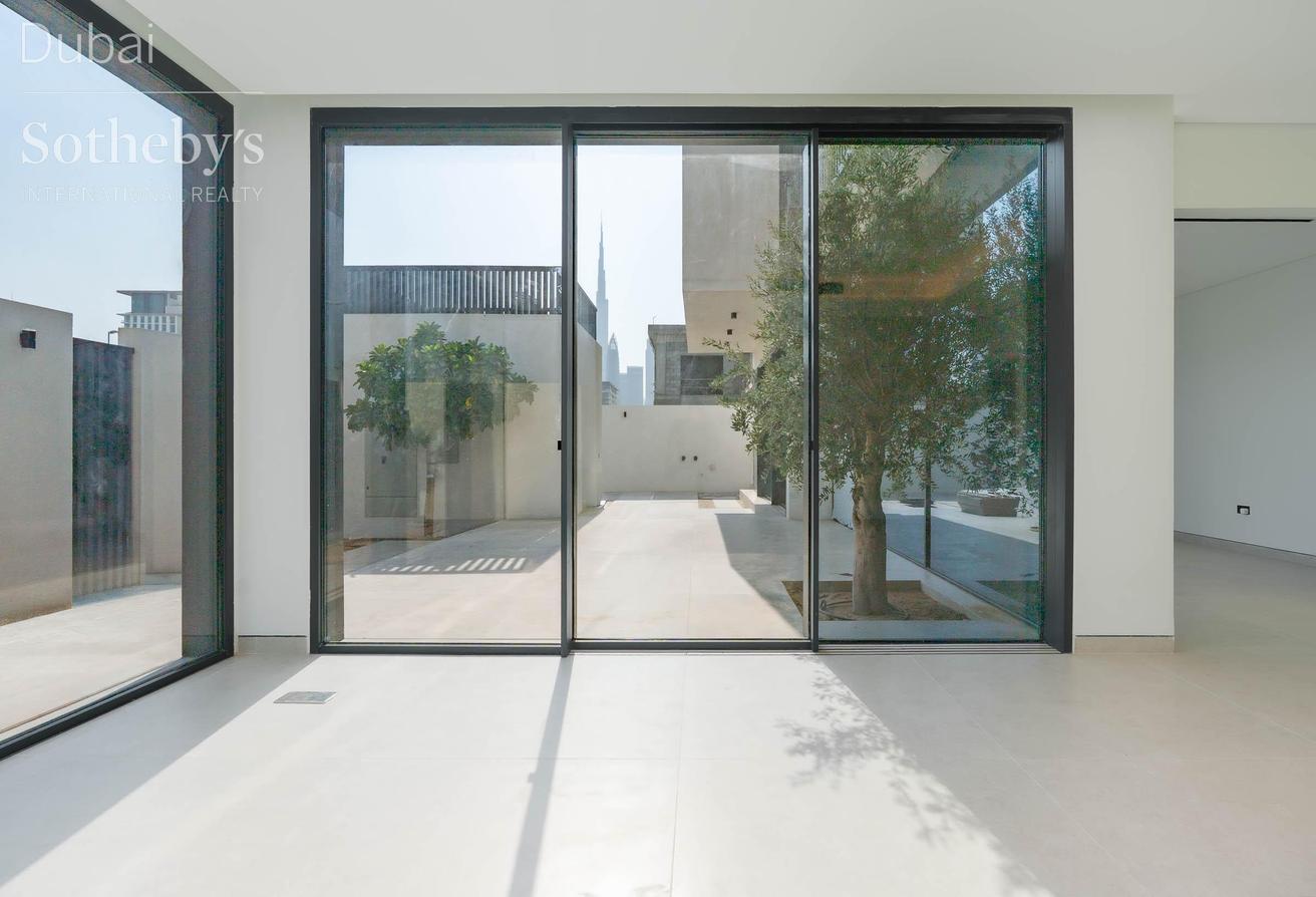Villa with Dubai Skyline Views in Al Wasl photo 19