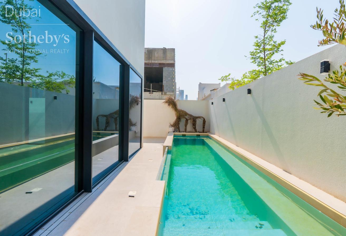 Villa with Dubai Skyline Views in Al Wasl photo 11