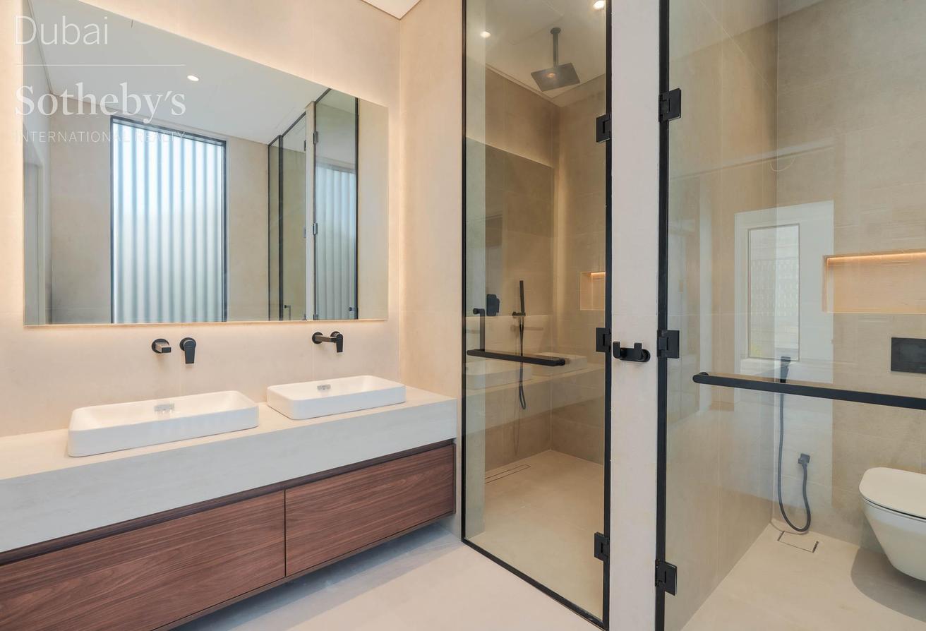 Villa with Dubai Skyline Views in Al Wasl photo 18