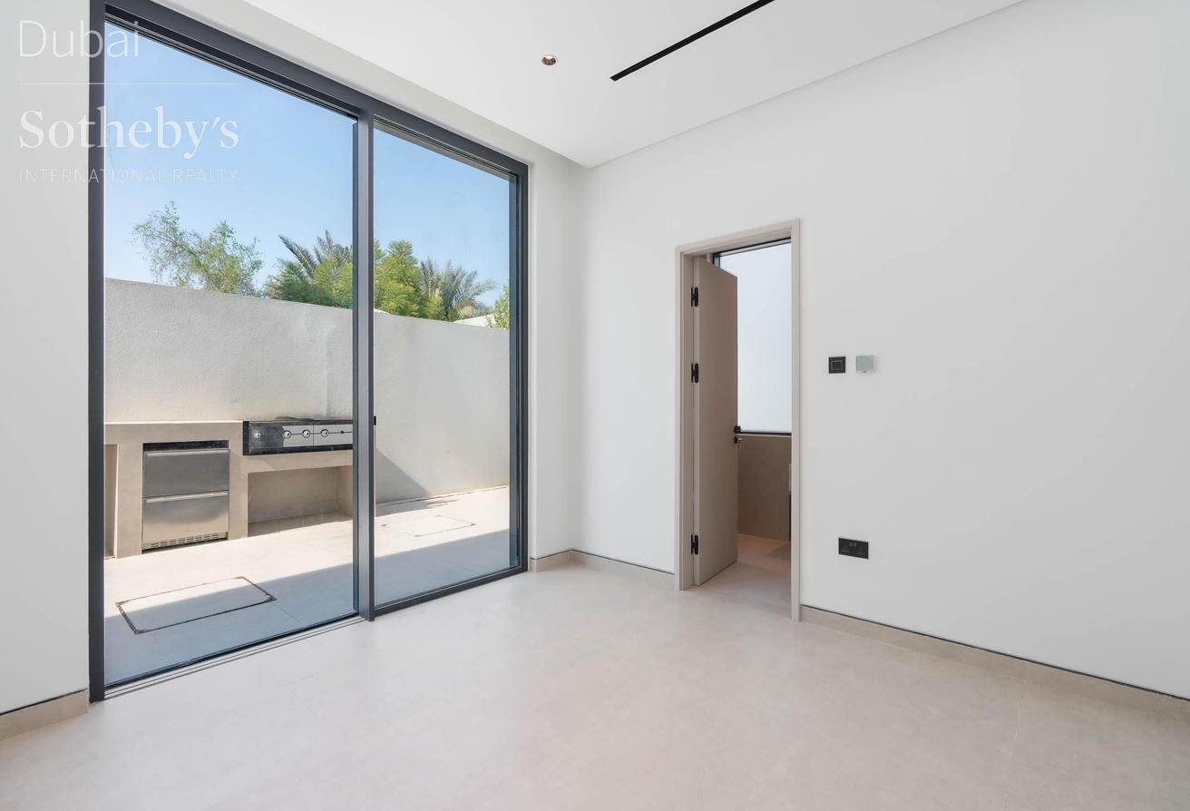 Villa with Dubai Skyline Views in Al Wasl photo 25